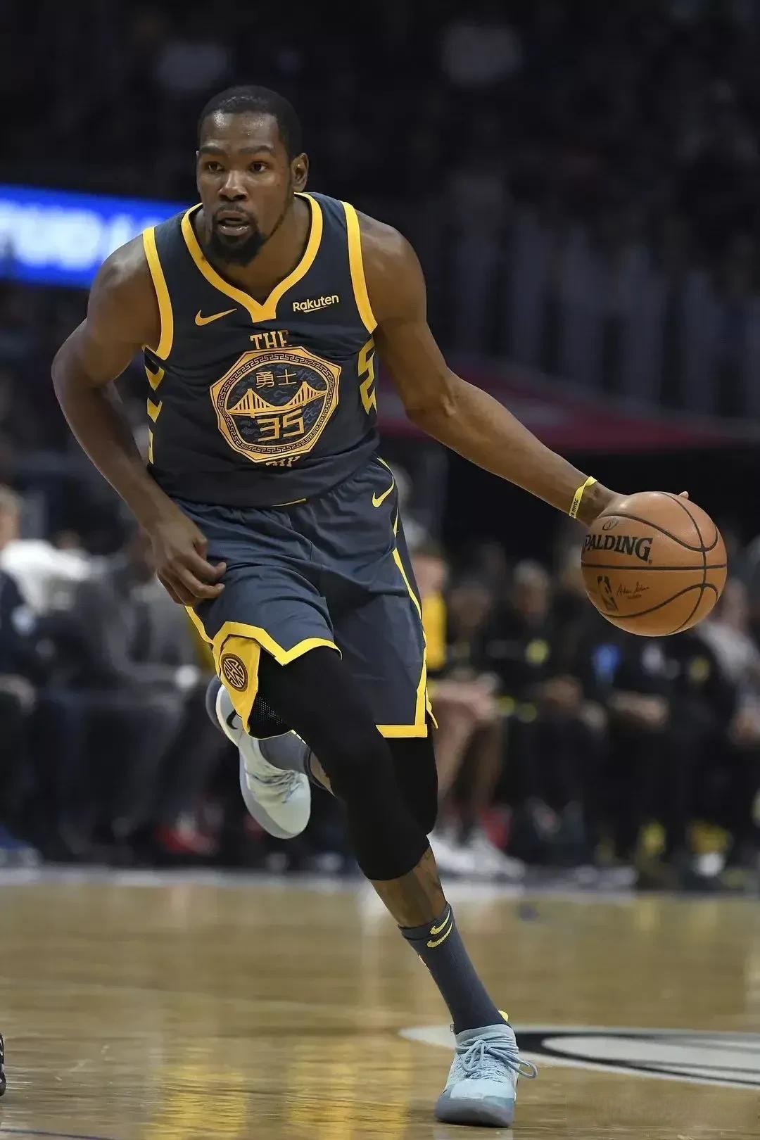 更是对他多 更是对他多